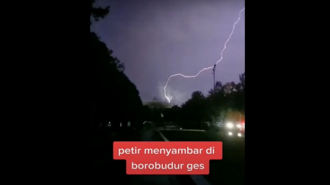 Viral, Detik-detik Petir Menyambar Candi Borobudur
