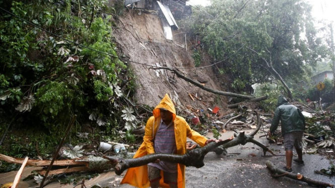 Dampak badai Julia di El Salvador.