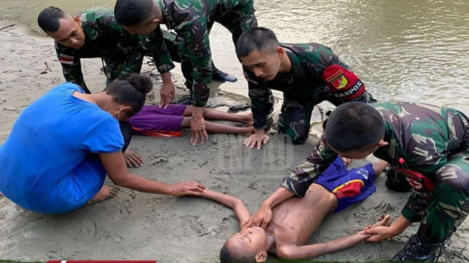 Satgas RI - PNG selamatkan nyawa 2 bocah yang sempat tenggelam.