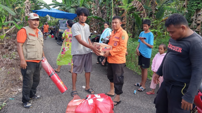 Penyaluran bantuan korban banjir di Palopo, Sulsel.