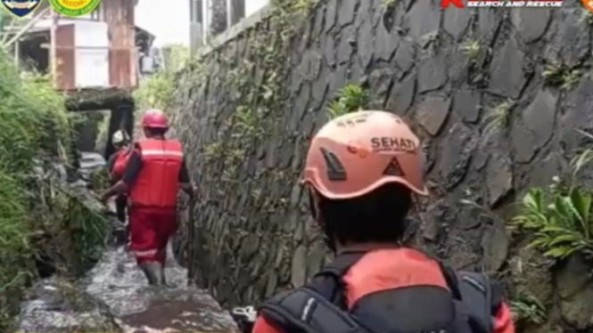 Tim SAR lanjutkan pencarian anak korban terseret arus di Sukabumi.