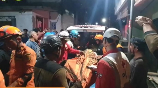 Korban tewas akibat tanah longsor di Bogor, Jawa Barat.