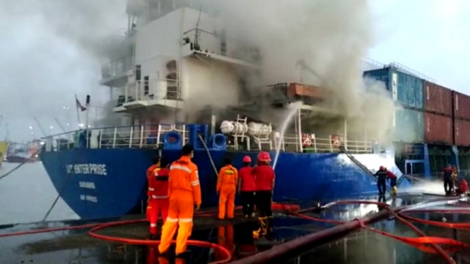 Heboh Kapal KM LIT Enter Prise Terbakar di Pelabuhan