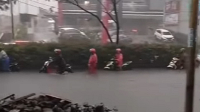 Banjir 40 Cm Rendam Jalan Margonda Depok, Banyak Motor Mogok