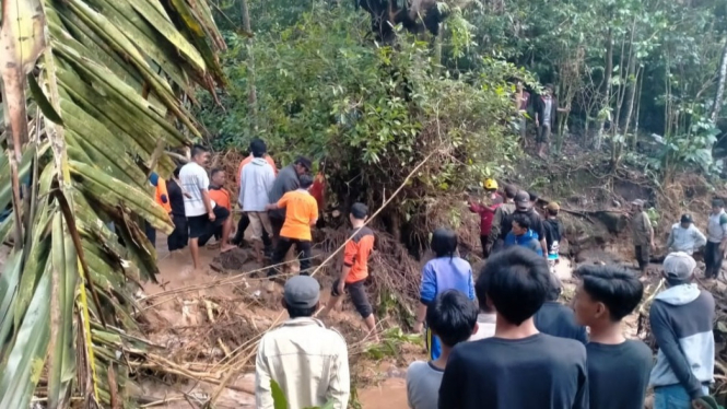 Evakuasi korban tanah longsor di Jeneponto, Sulawesi Selatan.