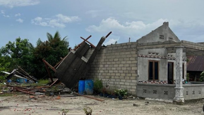 Rumah rusak akibat angin kencang di Bangka.