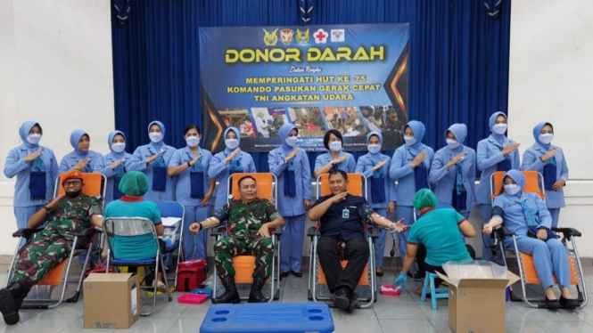 HUT ke-75, Kopasgat Gelar Bakti Sosial Donor Darah dan Bagi Sembako