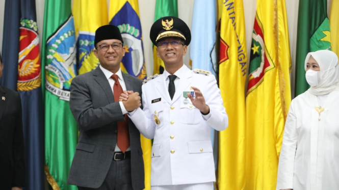 Anies Baswedan dan Penjabat Gubernur DKI Heru Budi Hartono.