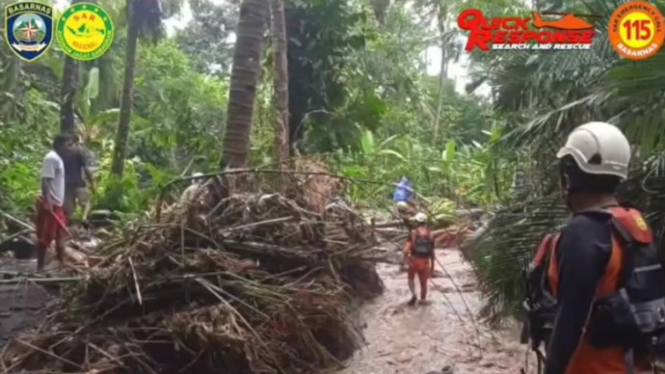 Tim SAR Bali mencari korban terseret arus banjir.