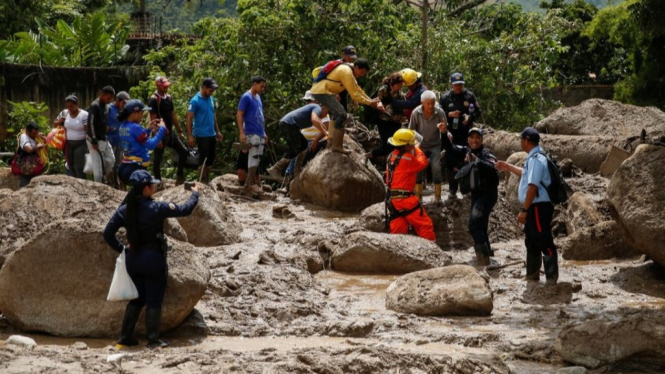 Proses evakuasi warga pasca tanah longsor di Venezuela.