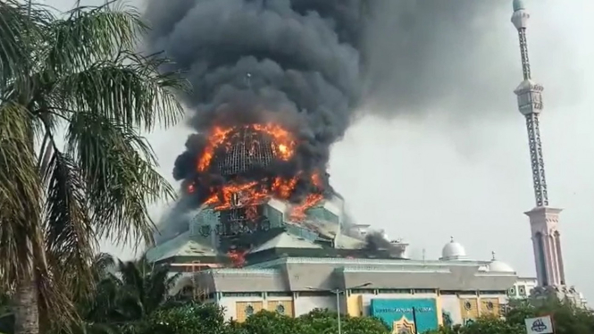 Kubah masjid Jakarta Islamic center (JIC) ambruk.