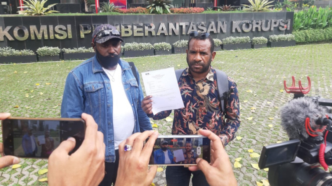 Plt Bupati Mimika Dilaporkan ke KPK Dugaan Korupsi Helikopter