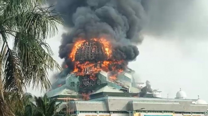 Viral, Detik-detik Kubah Masjid Islamic Center Jakarta Runtuh