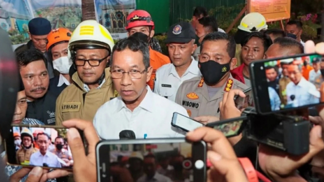 Pj Gubernur DKI Jakarta Heru Budi Hartono di lokasi kebakaran.