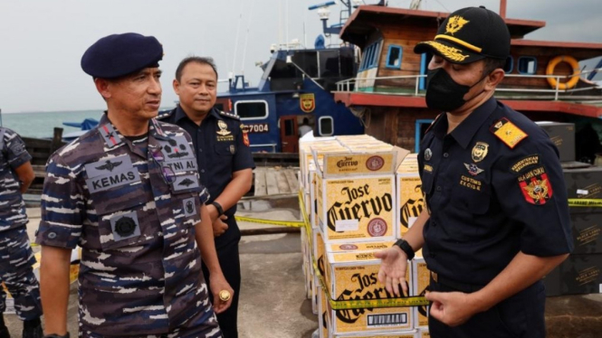TNI AL amankan penyelunduoan minuman beralkohol.