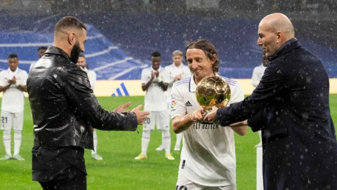 Momen Luka Modric Berikan Trofi Sepatu Emas ke Benzema