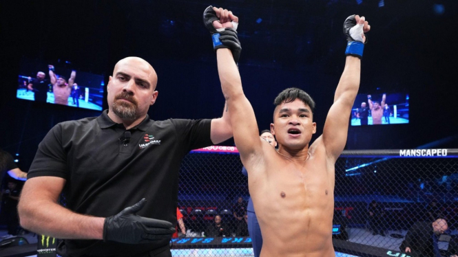 Jeka Saragih berhasil menghabisi Ki Won Bin di semifinal Road to UFC.