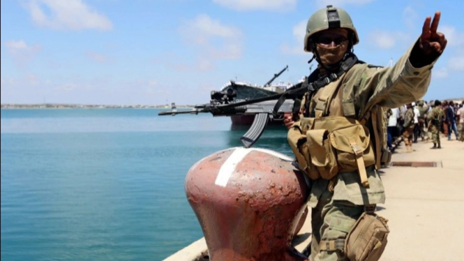 Pasukan keamanan Somalia di pelabuhan.
