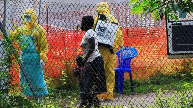 Warga memeriksakan diri diduga terjangkit Ebola di Uganda.