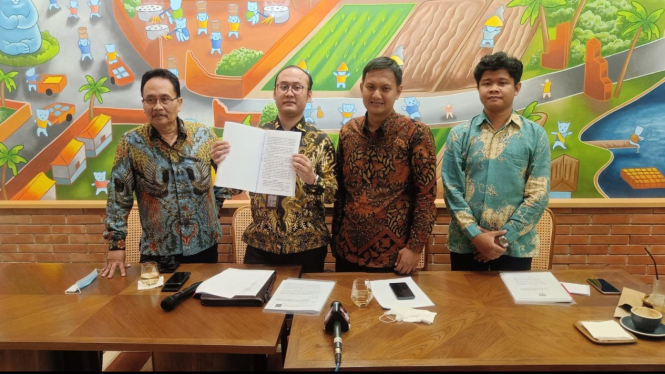 Kuasa hukum Lombok TV, Gede (tengah kaca mata) saat konferensi pers.
