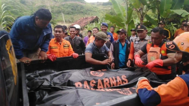 Tim SAR evakuasi korban tewas tenggelam di Blitar Jawa Timur.