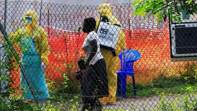 Pasien terduga Ebola memeriksakan diri di Uganda.