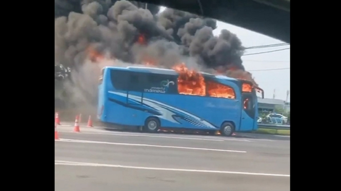 Heboh! Detik-detik Bus Terbakar di Pintu Tol Menanggal Surabaya