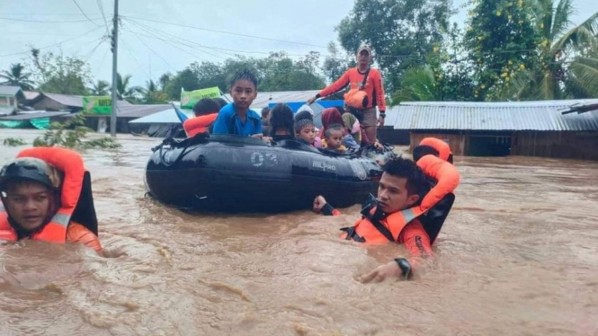 Tim SAR filipina evakuasi warga terdampak banjir.