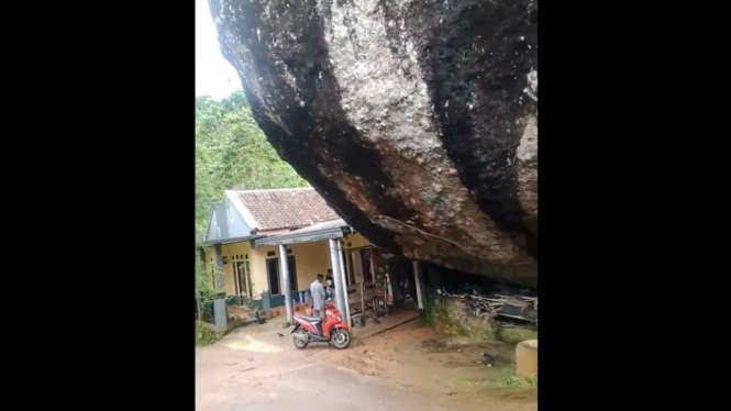 Video Viral Bangunan Rumah Berada di Samping Batu Berukuran Raksasa