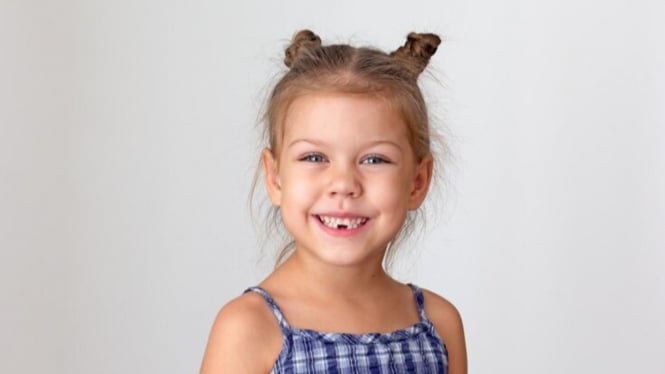 Ilustrasi anak dengan gigi bawah lepas