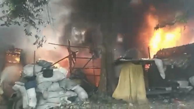 Video Viral Kebakaran Hebat Menimpa Rumah di Kawasan Kebon Jeruk