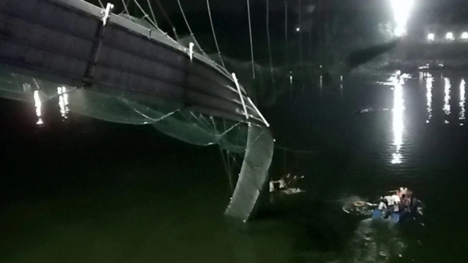Jembatan gantung yang ambruk di India.
