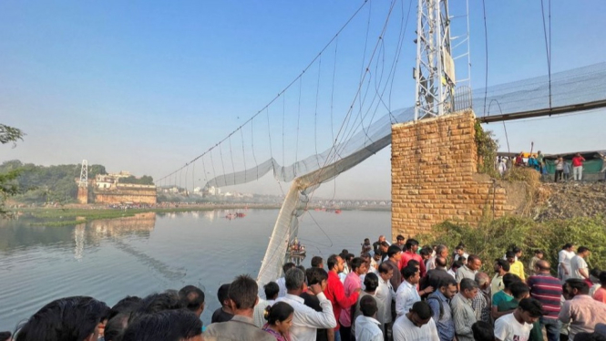 Jembatan gantung yang putus di India.