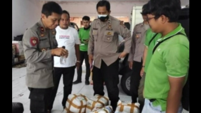 Polisi Gagalkan Pengiriman Ratusan Botol Miras dari Bali