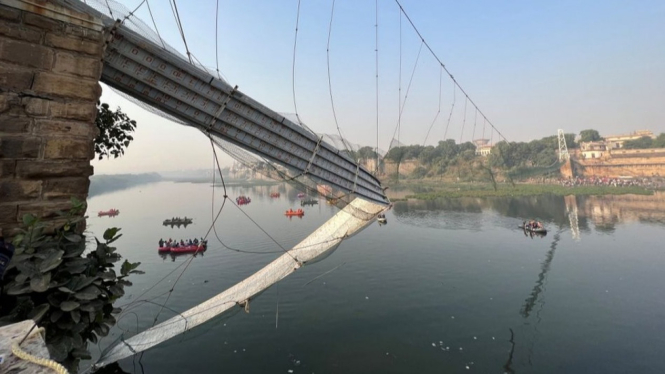 Tim SAR mencari korban jembatan gantung yang putus di India.