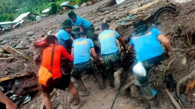 Tim SAR Filipina evakuasi korban tewas akibat badai Nalgae.