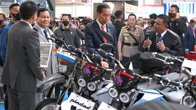 Presiden Joko Widodo meninjau langsung Indo Defence 2022 Expo