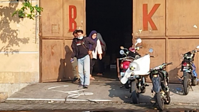 Densus 88 Tangkap Terduga Teroris di Pergudangan Margomulya, Surabaya