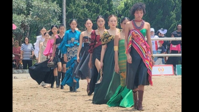 Unik, Fashion show di arena berkuda Cinta Indonesia Open 2022