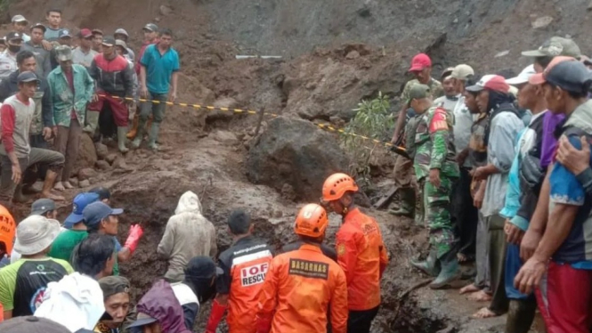 Tim SAR temukan korban tewas tertimbun tanah longsor di Malang.