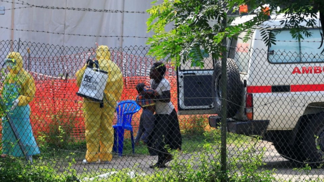 Warga memeriksakan diri diduga terjangkit Ebola di Uganda.