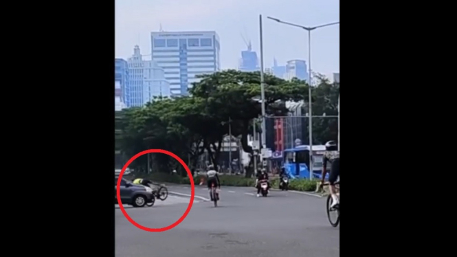 Video Viral Detik-detik Pesepeda Jadi Korban Tabrak Lari di Jakarta