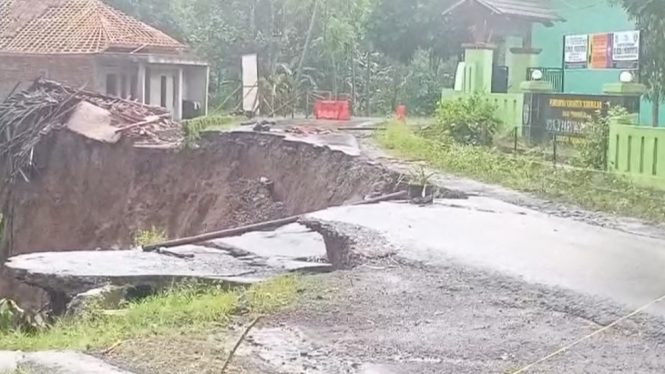 Jalan putus di Tasikmalaya Jawa Barat.