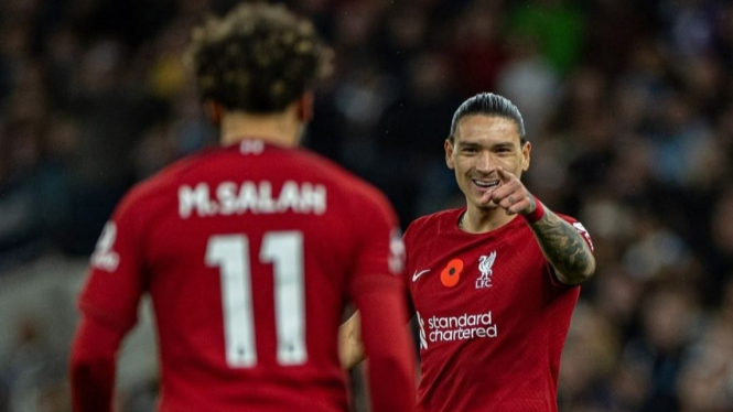 Dua pemain Liverpool, Darwin Nunez dan Mohamed Salah