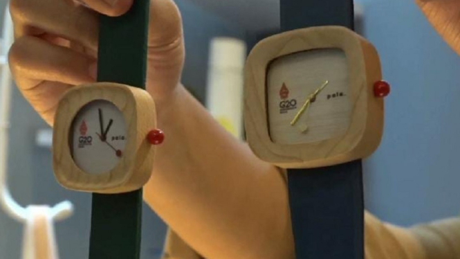 Unik, Jam Tangan Kayu dari Bahan Limbah untuk Souvenir KTT G20