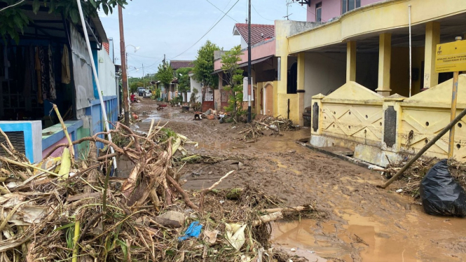 Diterjang Banjir Bandang, Rumah Warga Terendam Lumpur Cukup Tebal