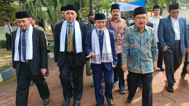 Ketua umum DMI Jusuf Kalla dan pimpinan pondok pesantren.