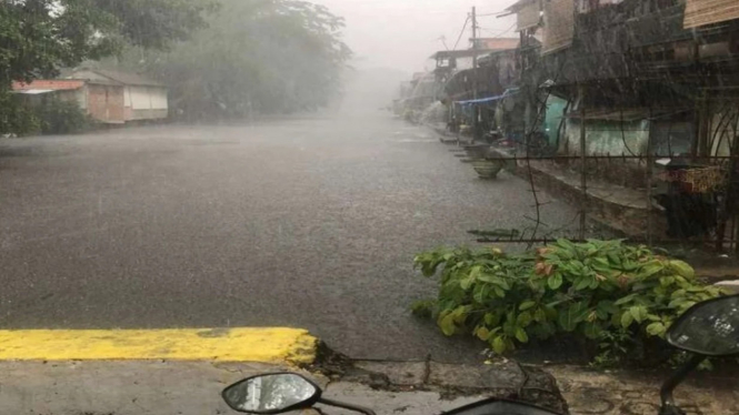 Hujan deras dan banjir di Jakarta Barat.