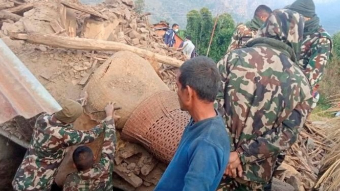 Tim penyelamat evakuasi korban gempa di Nepal.