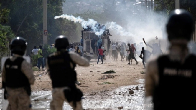 Polisi Haiti membubarkan pengunjuk rasa.